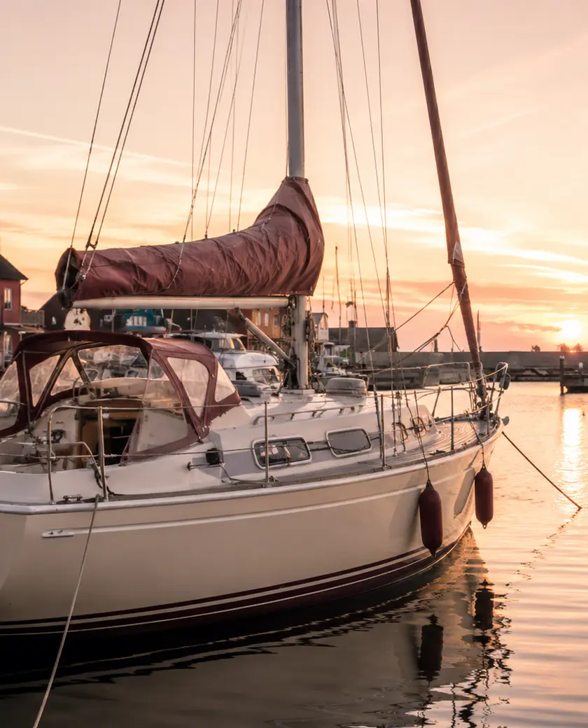 Foto: sejlbåd i dansk havn ved solnedgang